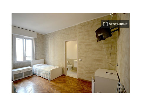 Bett in einem Mehrbettzimmer in einer Wohnung in Tibaldi,… - Zu Vermieten