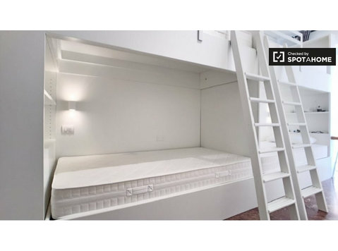 Łóżko we wspólnym pokoju do wynajęcia w mieszkaniu z 3… - Do wynajęcia