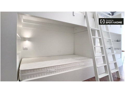 Bed in shared room to rent in 3-bedroom flat in Sesto - Til Leie