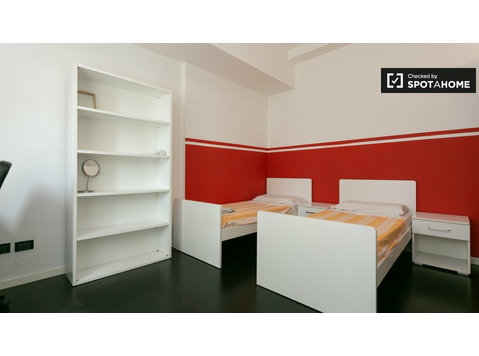 Bett in ordentlichem Zimmer zur Miete in 4-Zimmer-Wohnung… - Zu Vermieten
