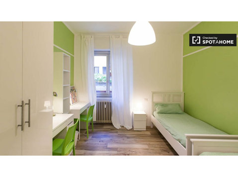 Bed to rent in 2-bedroom apartment in Sesto San Giovanni - Kiadó