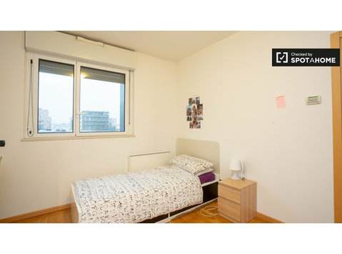 Bed to rent in 4-bedroom apartment in Bicocca, Milan - Til leje
