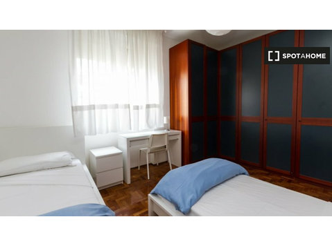 Bed to rent in apartment with 2  bedrooms in Lambrate, Milan - 임대