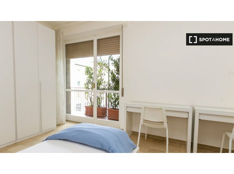 Bed to rent in apartment with 2  bedrooms in Lambrate, Milan - השכרה