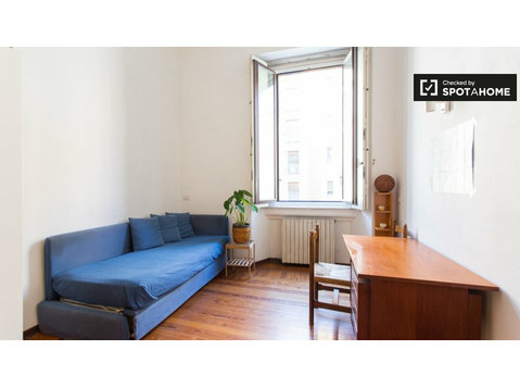 Chambre dans un appartement de 2 chambres à louer à Milan - À louer