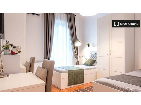 Beds for rent in apartment with 2 bedrooms in Milan - Kiralık