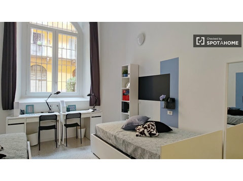 Lits à louer dans un appartement de 4 chambres à Milan - À louer