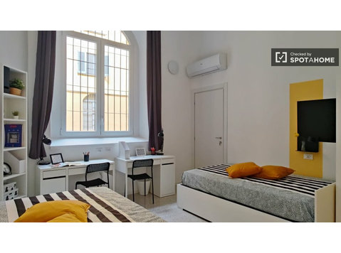 Łóżka do wynajęcia w mieszkaniu z 4 sypialniami w Mediolanie - Do wynajęcia