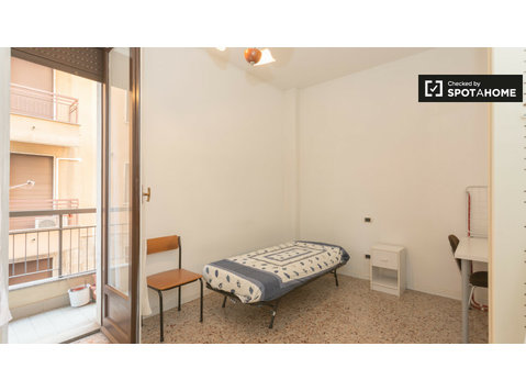 Helles Zimmer in 2-Zimmer-Wohnung, Porta de Ticinese,… - Zu Vermieten