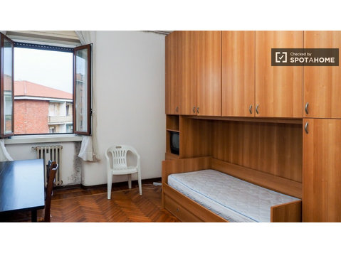 Helles Zimmer mit 3 Schlafzimmern in Lodi, Mailand - Zu Vermieten
