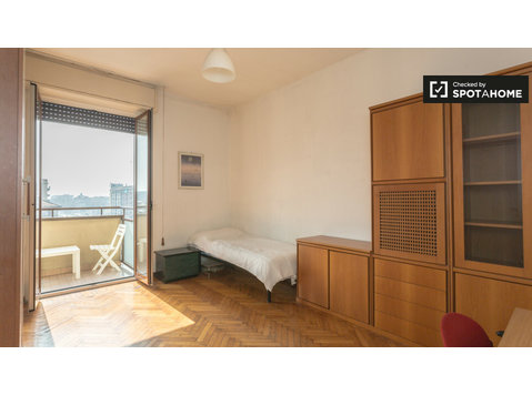 Bright room in 3-bedroom apartment in Lodi, Milan - Te Huur