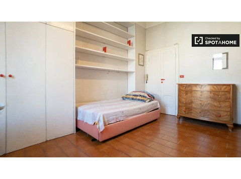 Bright room in apartment in Umbria, Milan - For Rent
