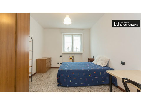 Central room in apartment in Lorenteggio, Milan - Vuokralle