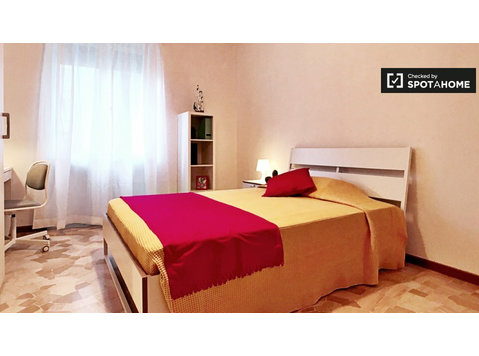 Turro, Milano'da 2 yatak odalı dairede kiralık şık oda - Kiralık