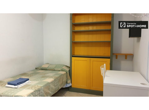 Gemütliches Zimmer in 3-Zimmer-Wohnung in Barona, Mailand - Zu Vermieten
