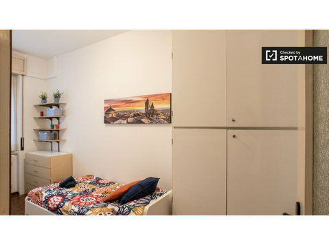 Accogliente camera in appartamento con 4 camere da letto a… - In Affitto