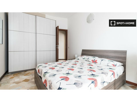 Cozy room for rent in 4-bedroom apartment in Bicocca - De inchiriat