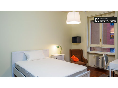 Double room in 3-bedroom apartment in Zona Solari, Milan -  வாடகைக்கு 