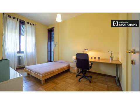 Chambre double dans un appartement lumineux à Navigli, Milan - À louer