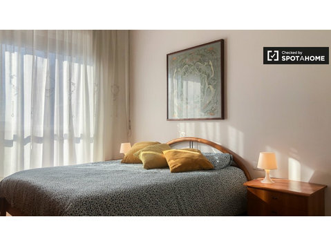 Fab Zimmer zur Miete in Wohnung mit 4 Schlafzimmern,… - Zu Vermieten