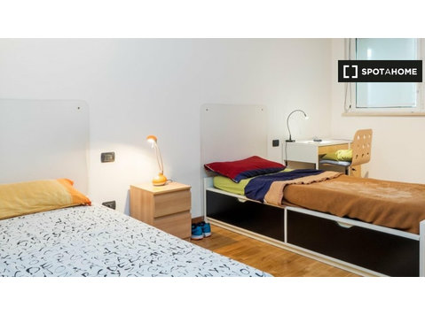 Camera arredata in appartamento con 2 camere da letto a… - In Affitto