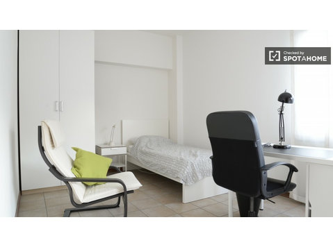 Habitación amueblada en apartamento en Bicocca, Milán - Alquiler