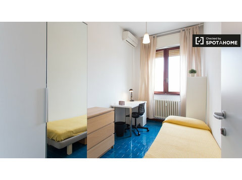 Stanza arredata in appartamento a Guastalla, Milano - In Affitto