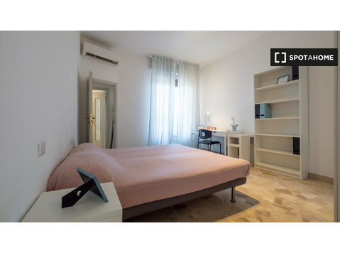 Chambre meublée dans un appartement à Lodi, Milan - À louer