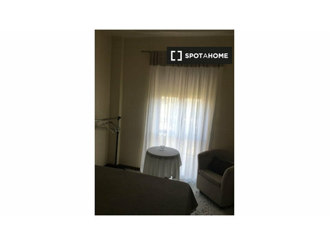 Chambre meublée dans un appartement à Lodi, Milan - À louer