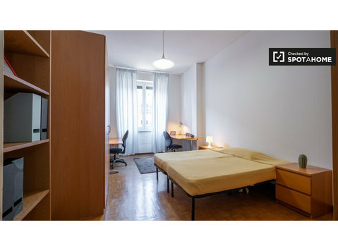 Habitación amueblada en apartamento en Navigli, Milán - Alquiler