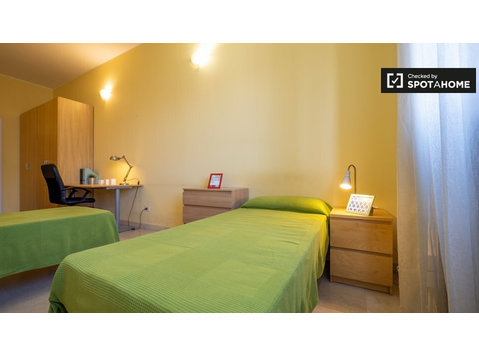 Camera arredata in appartamento a Navigli, Milano - In Affitto