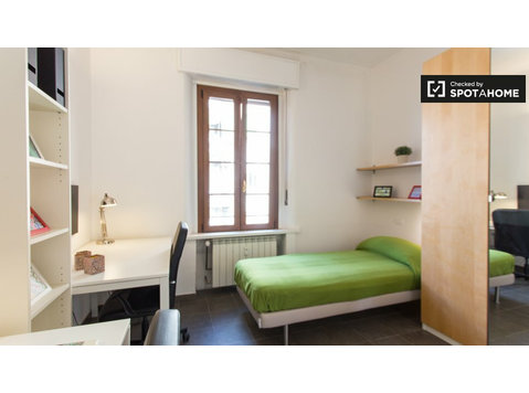 Quarto mobiliado com 2 camas de solteiro em apartamento em… - Aluguel
