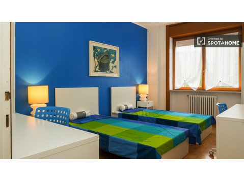 Huge room in 4-bedroom apartment in Loreto, Milan - کرائے کے لیۓ
