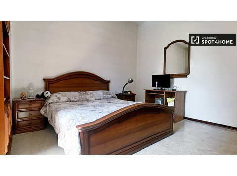 Large room in 3-bedroom apartment in Giambellino, Milan - За издавање