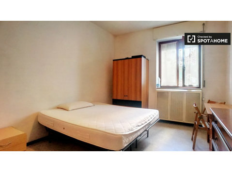 Großes Zimmer in 3-Zimmer-Wohnung in Giambellino, Mailand - Zu Vermieten