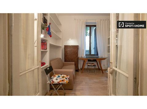 Grande chambre dans l'appartement à Villapizzone, Milan - À louer
