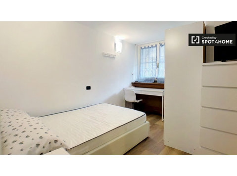 Schönes Zimmer zur Miete in 8-Zimmer-Wohnung in Centro - Zu Vermieten