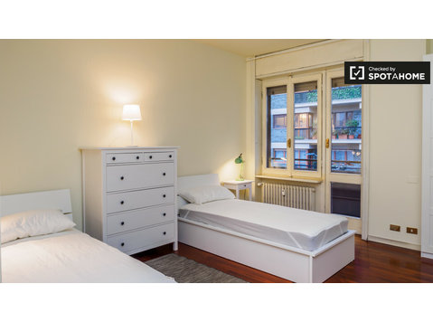 Schönes Zimmer in 3-Zimmer-Wohnung in Zona Solari, Mailand - Zu Vermieten