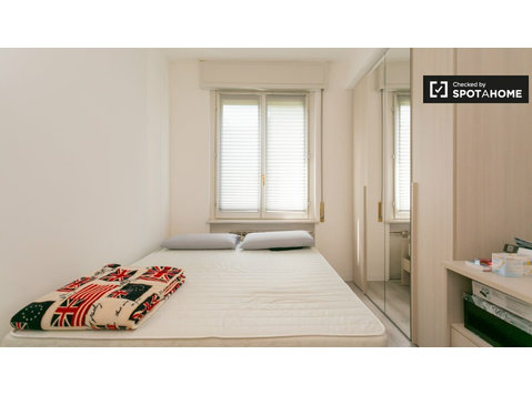 Modernes Zimmer zur Miete in 10-Zimmer-Wohnung in Ghisolfa - Zu Vermieten