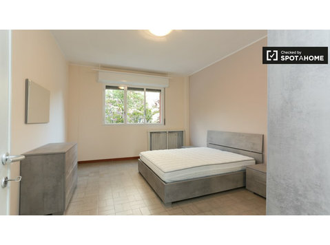 Camera moderna in appartamento con 2 camere da letto a… - In Affitto
