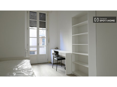 Quarto moderno em apartamento de 3 quartos em Lodi, Milão - Aluguel