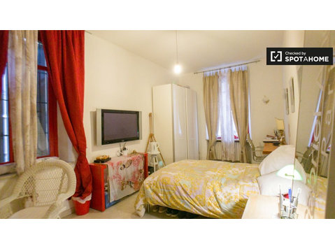 Modernes Zimmer mit 3 Schlafzimmern in Lorenteggio, Mailand - Zu Vermieten