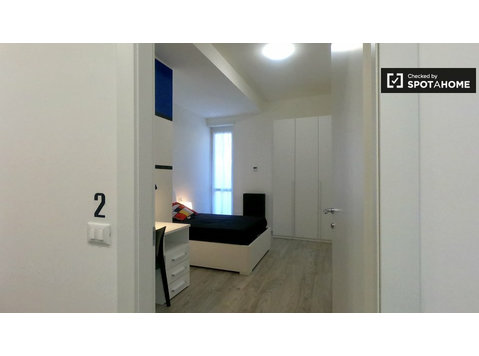 Modernes Zimmer in 5-Zimmer-Wohnung in Loreto, Mailand - Zu Vermieten