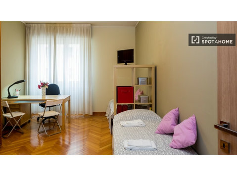 Modern room in apartment in Tortona, Milan - 	
Uthyres