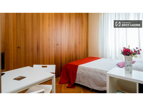Modernes Zimmer in einer Wohnung in Tortona, Mailand - Zu Vermieten