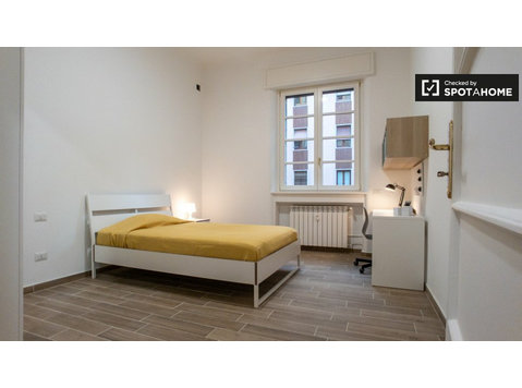 Corvetto'da 3 yatak odalı dairede kiralık güzel oda - Kiralık