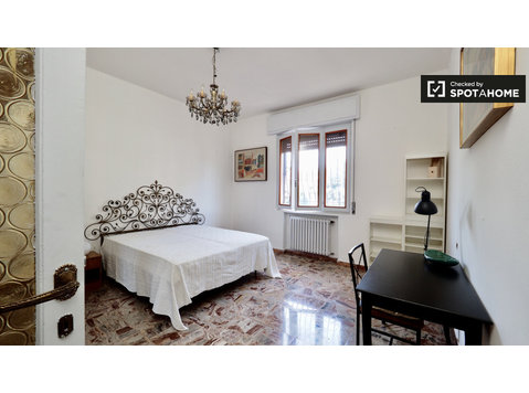 Palatial room in 3-bedroom house in Bovisa, Milan - For Rent