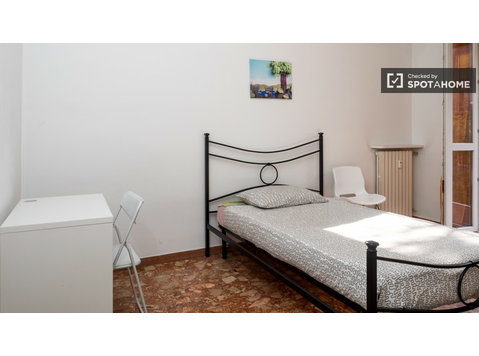 Agradável quarto em apartamento na Stazione Centrale, Milão - Aluguel