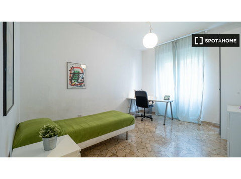 Quarto tranquilo para alugar em apartamento em Lodi, Milão - Aluguel