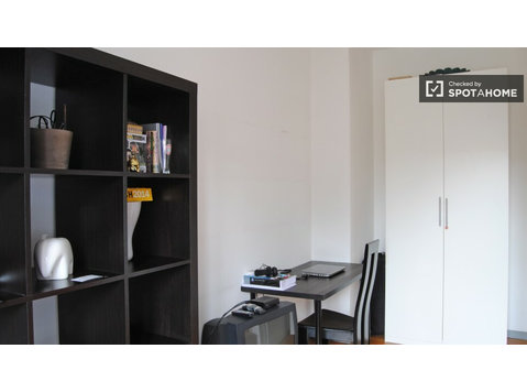 Tranquilla camera condivisa in appartamento a Loreto, Milano - In Affitto